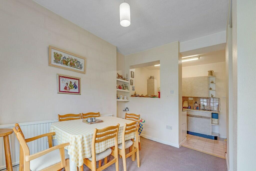 Kitchen / Dining 