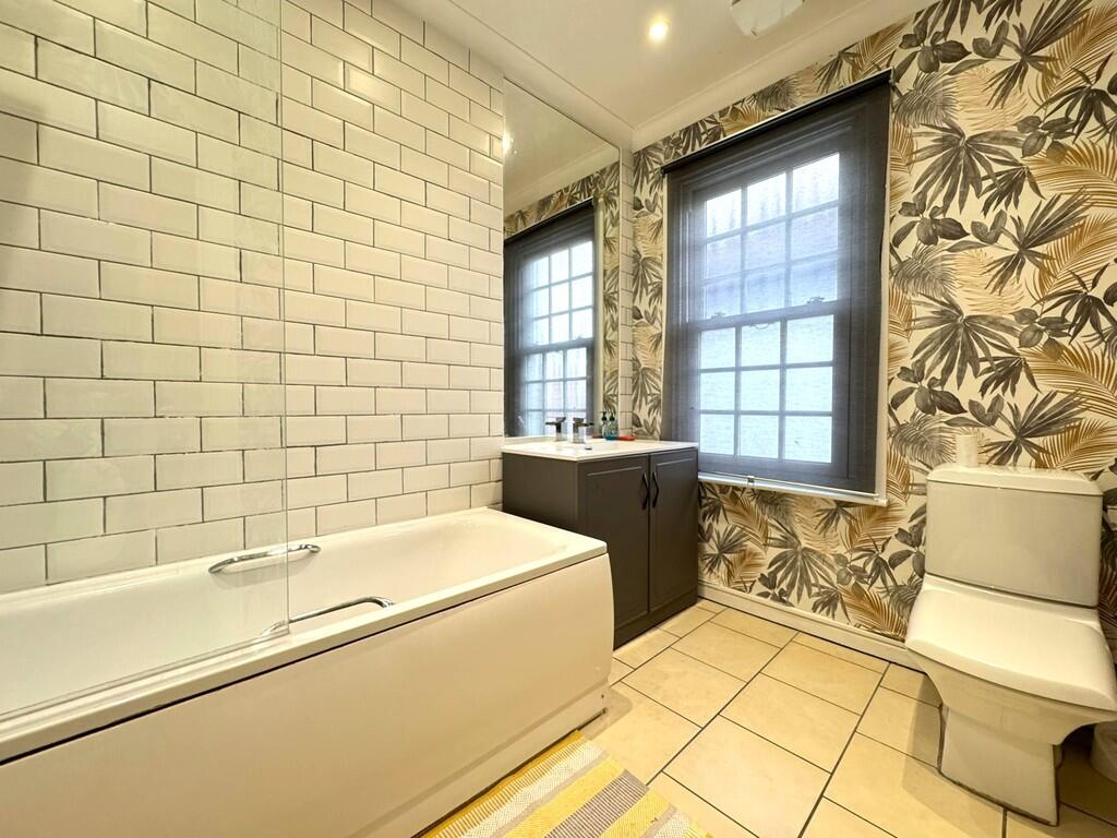 District road  (4...