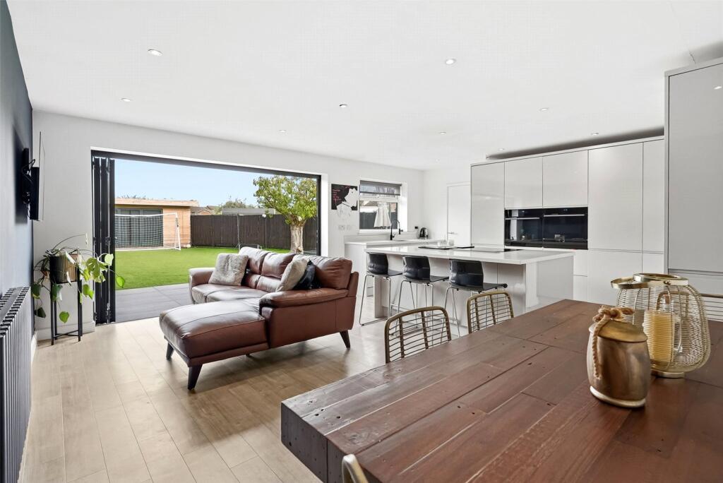 Manor Farm Avenue, Shepperton, TW17