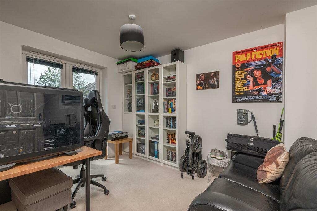 Double Bedroom / Study