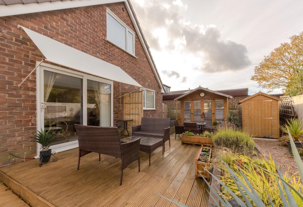 4 SandringhamRoad deck awning.jpg