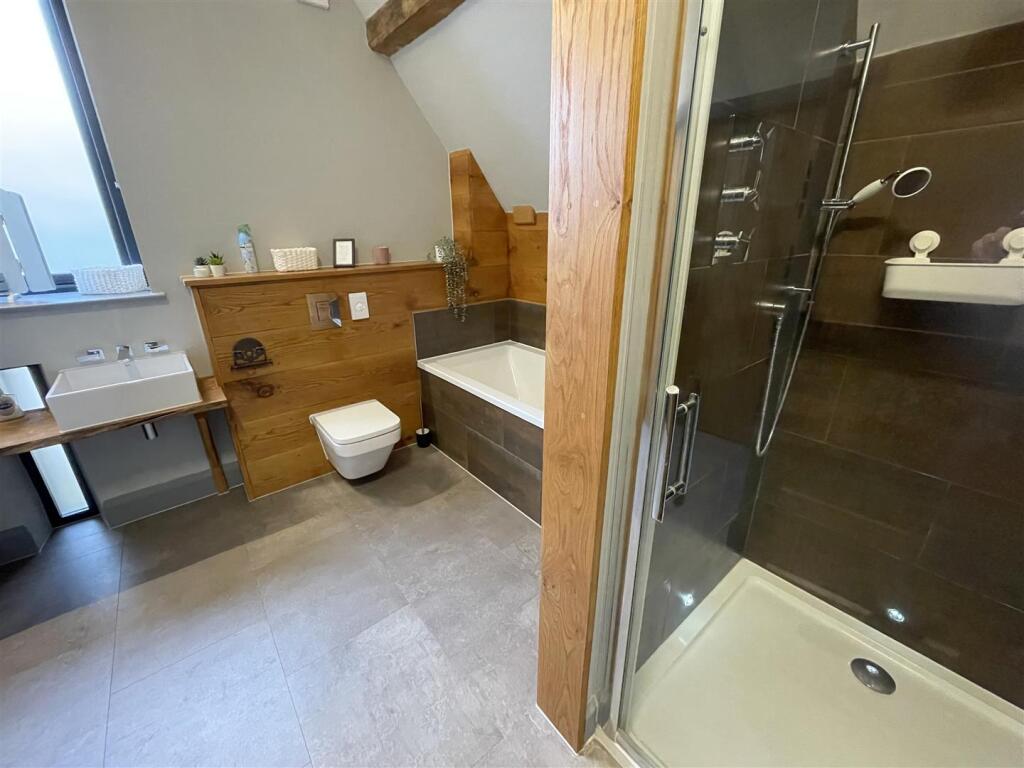 Bathroom upstairs.jpg