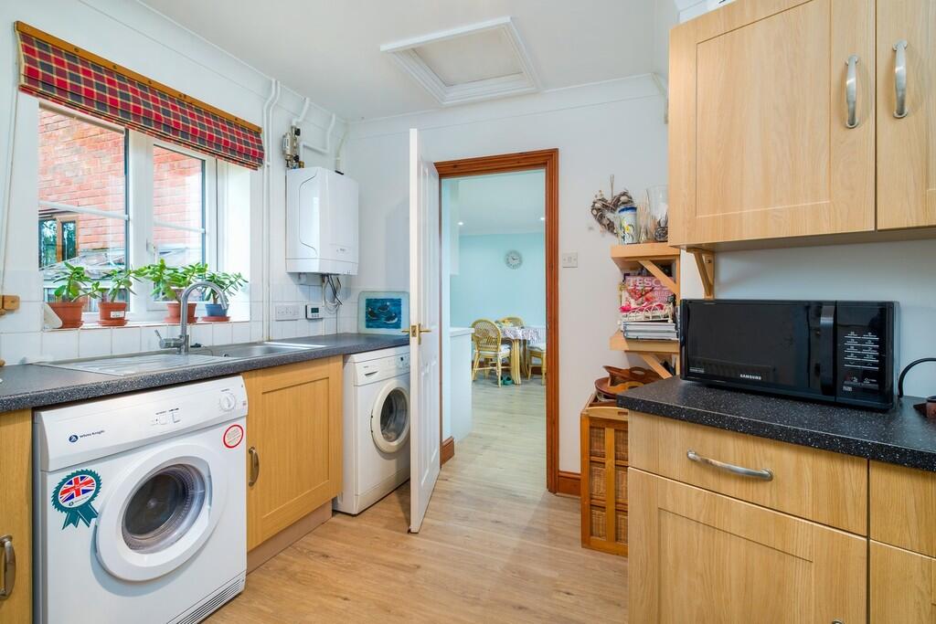 1440px-Hedgehogs-...