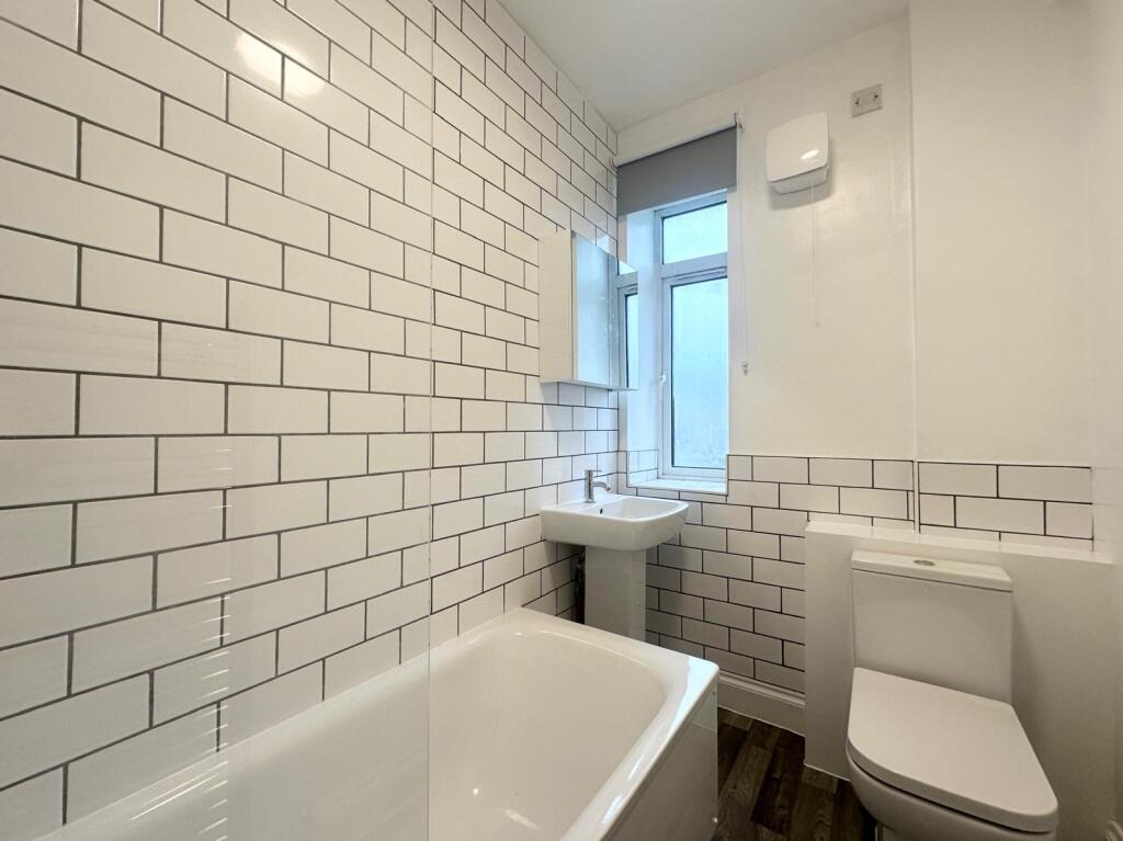 7 - BATHROOM.JPG