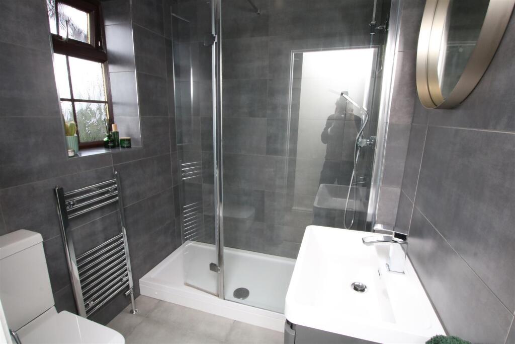 CONTEMPORARY SHOWER ROOM