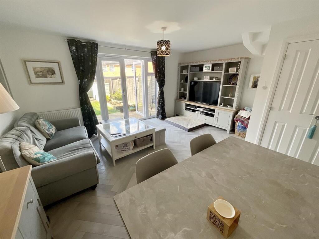 Lounge/Dining Area