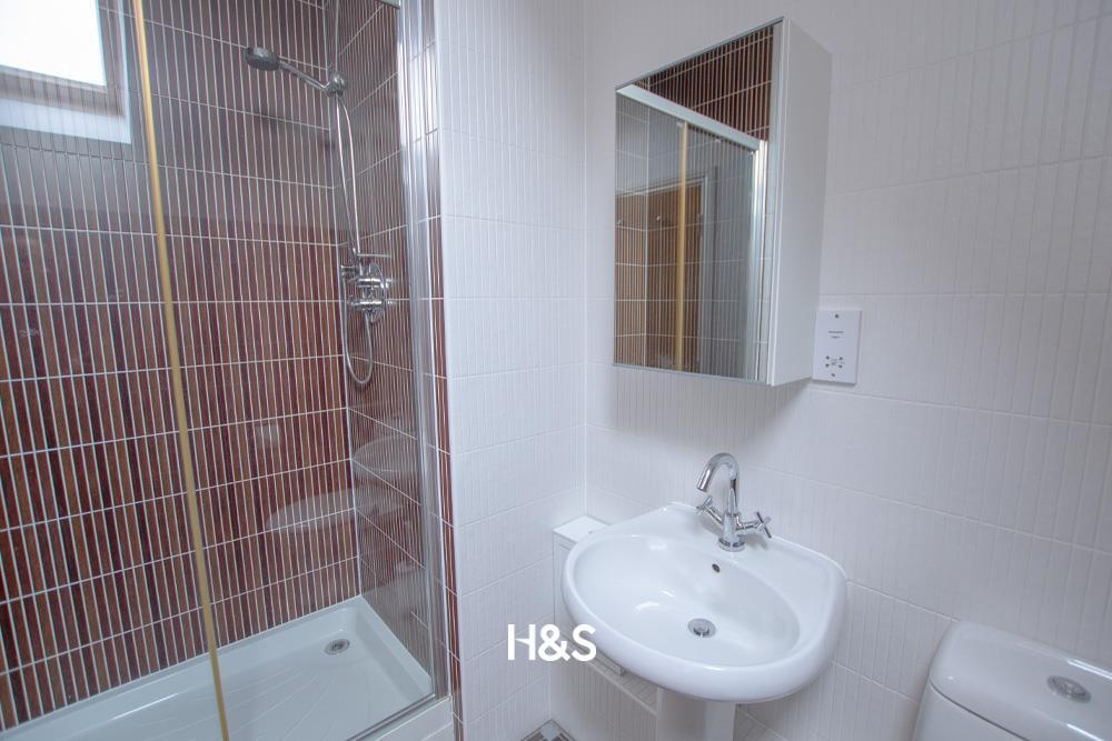 50 Woodshires Road - Ensuite.jpg