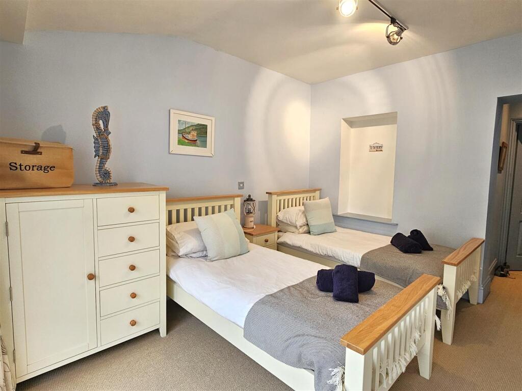 Twin room (2).jpg