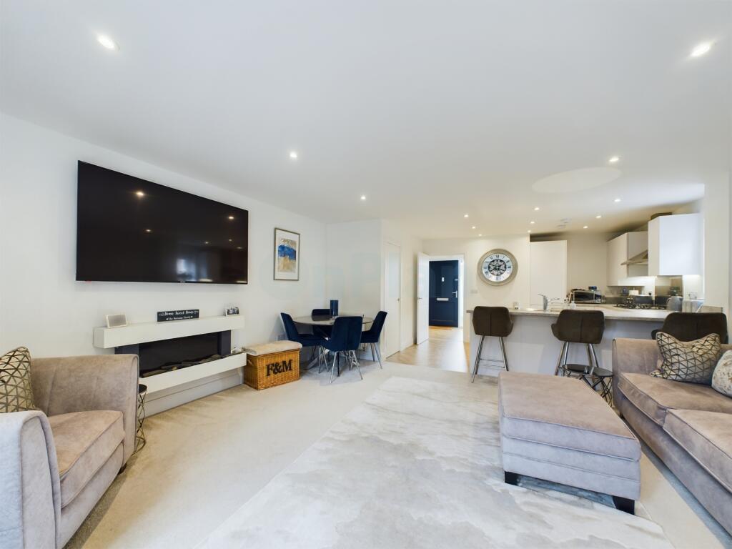 CAM04024G0-PR0010-STILL011