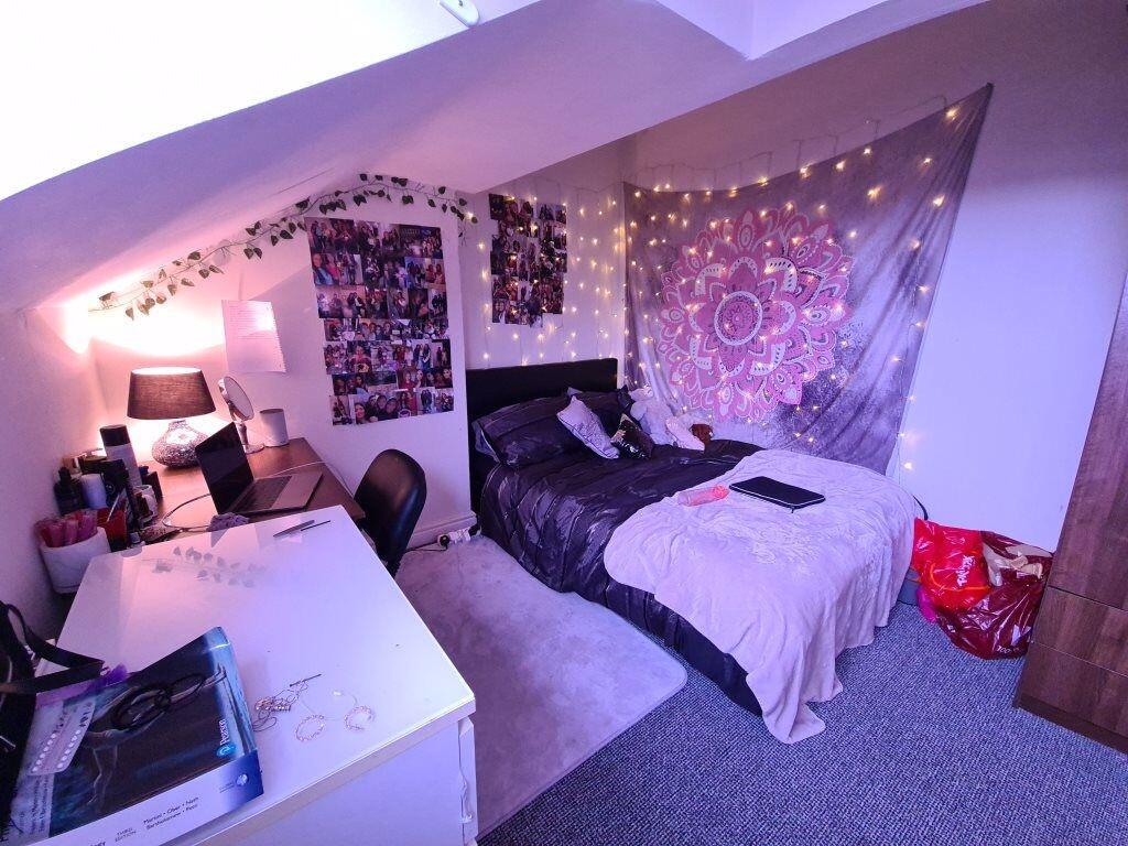 A cozy double bedroom featuring a comfortable b...