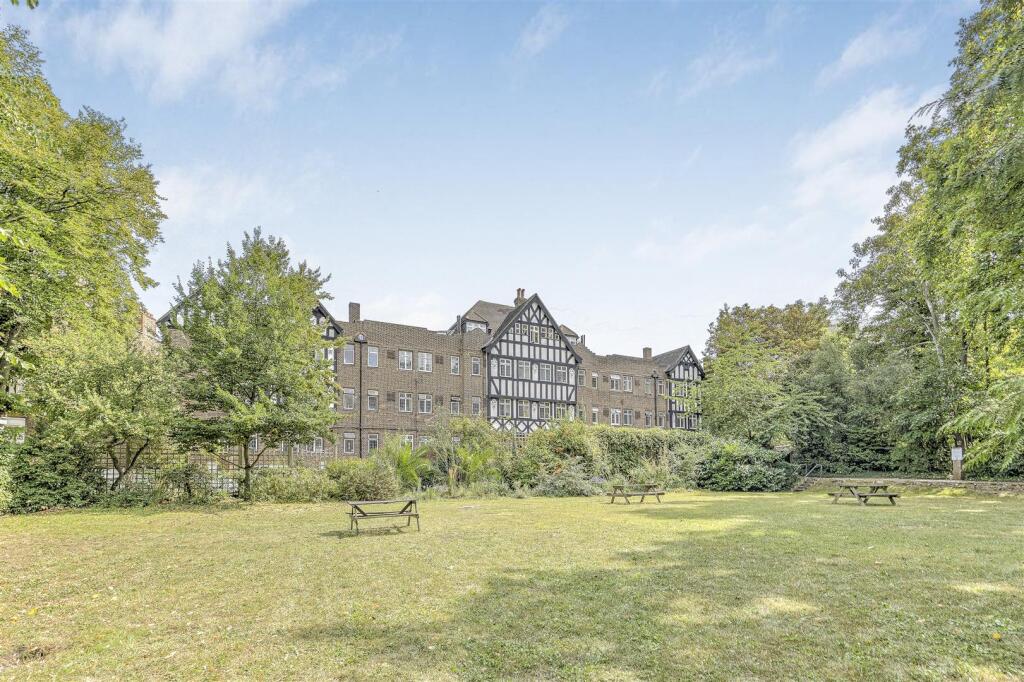 44_Tudor_Close_23.jpg