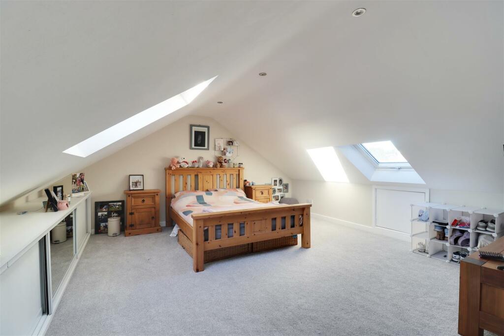 BEDROOM 4