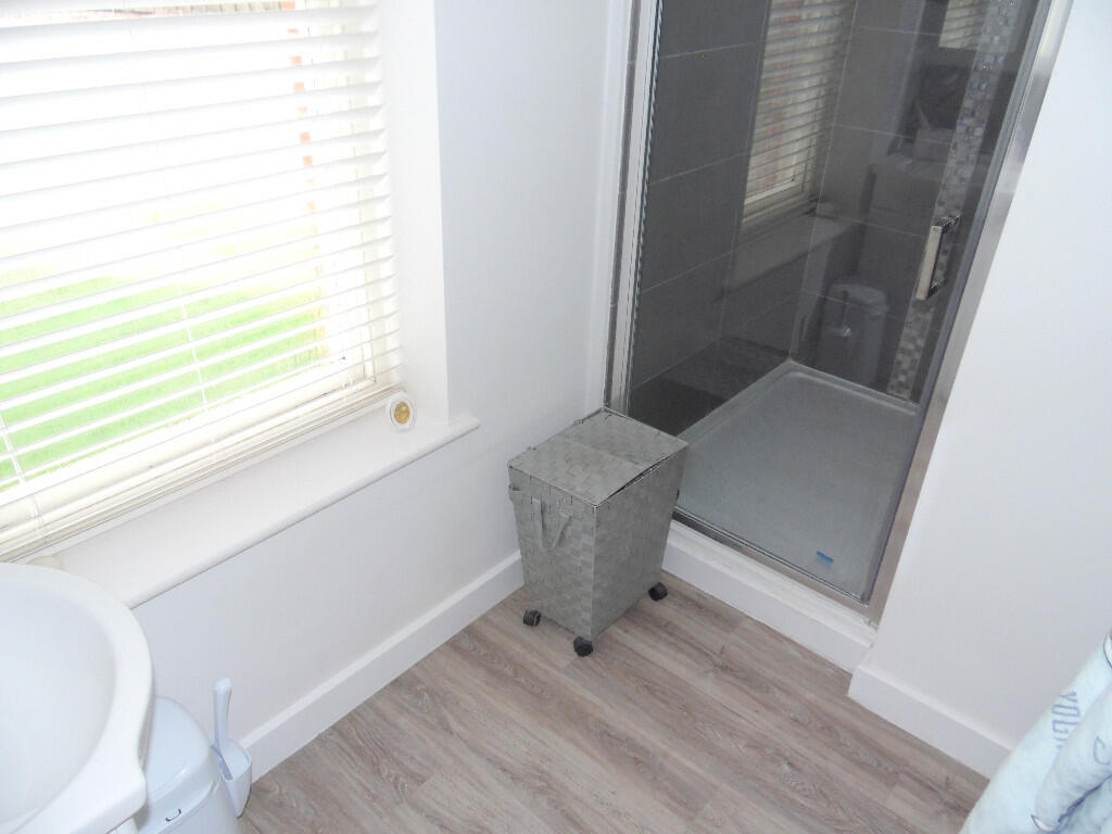 EN-SUITE SHOWER ROOM