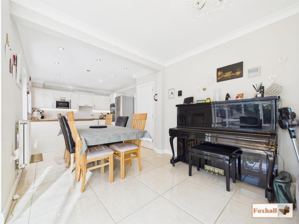 Kitchen / Dining Area