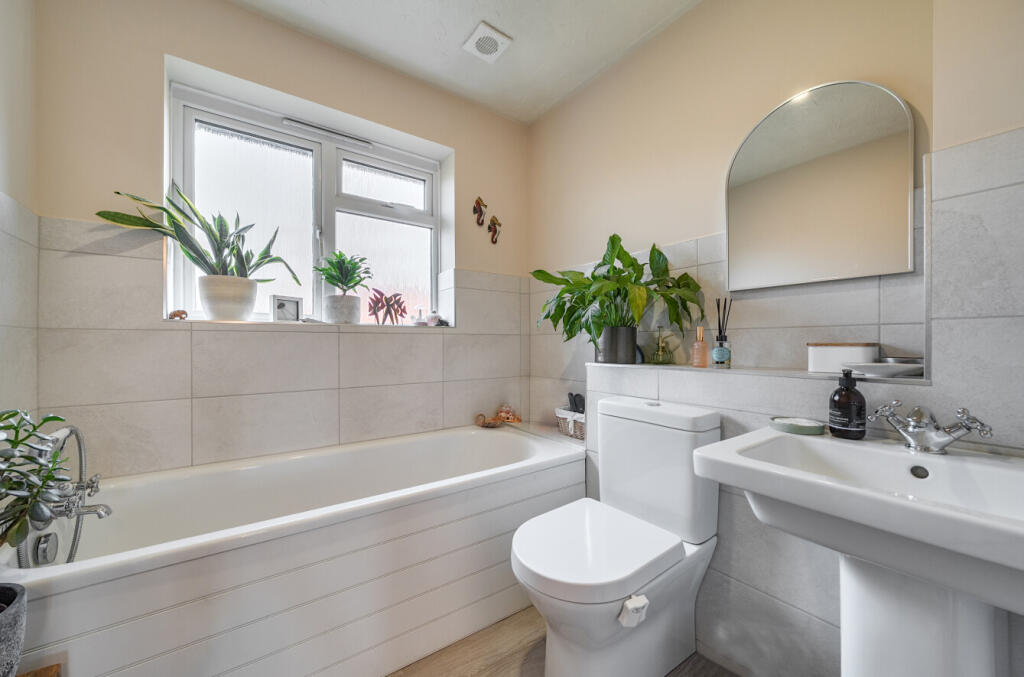 1376434-4-690b228...