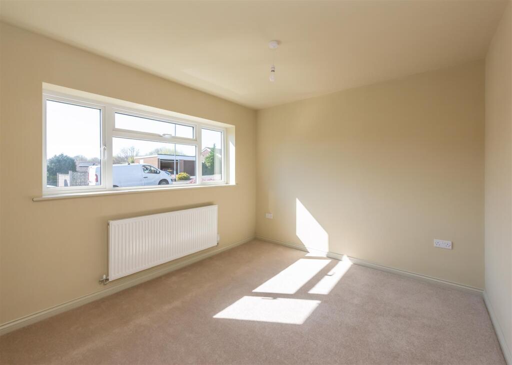 8 Fox Close-bed2.jpg