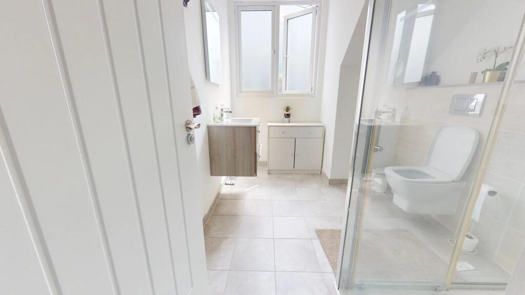 ensuite1.jpg