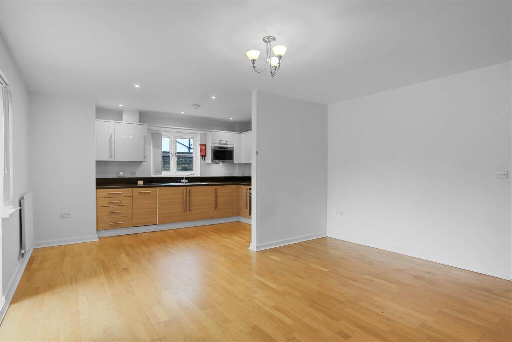 1551556522 - 3 VICTORIA COURT, SM3 - 4.jpg