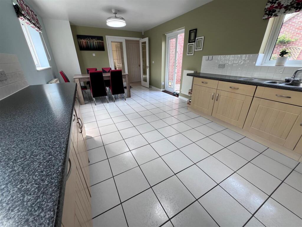 Kitchen 2.jpg