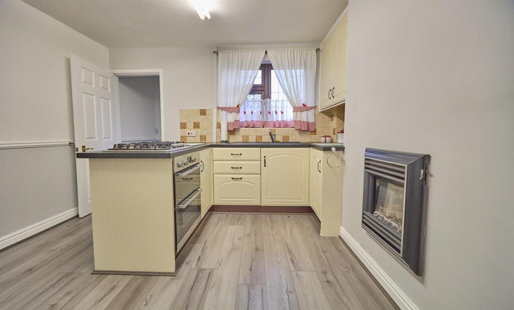 FITTED DINING KITCHEN TO REAR