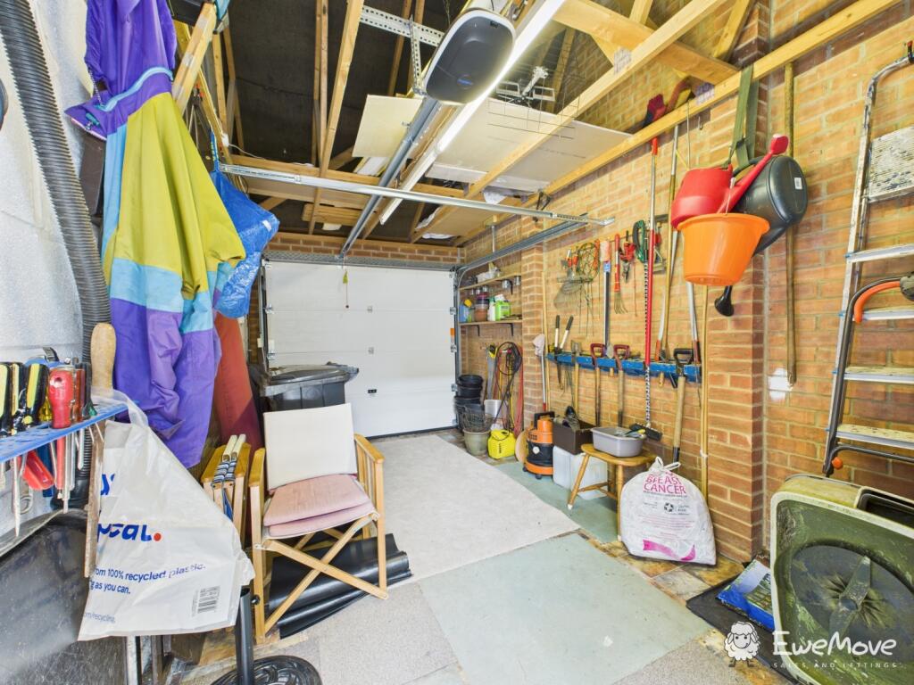 CAM02877G0-PR0081-STILL018