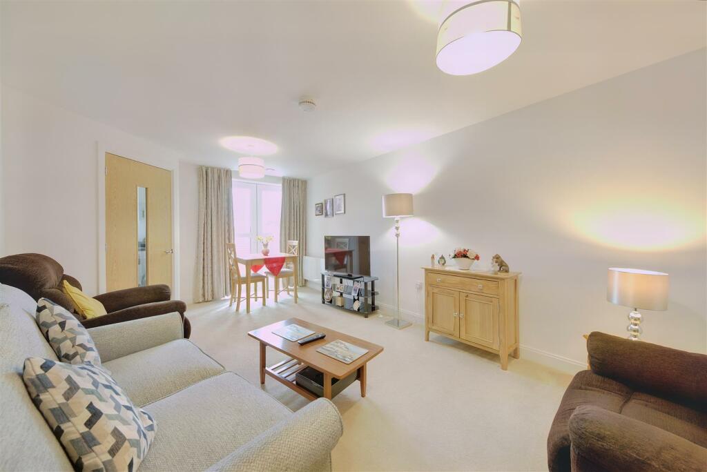 8539275-interior10.JPG