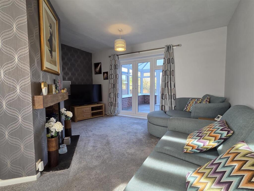 LOUNGE WITH DINING AREA