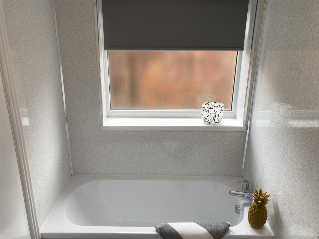 Walgrave Street 56 Bathroom downstairs e.JPG