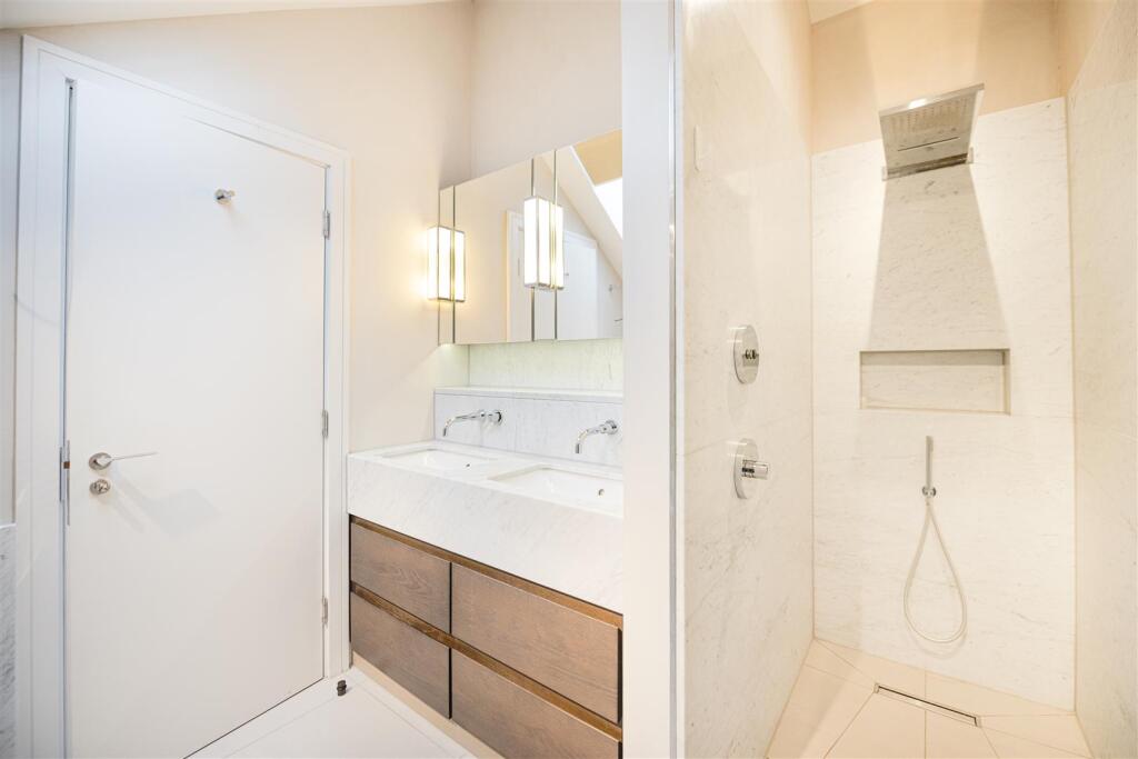 Bathroom 4          .jpg