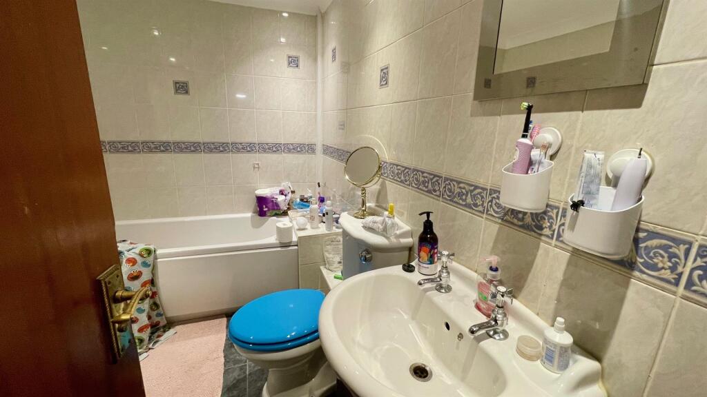 BATHROOM FLAT 1 ??