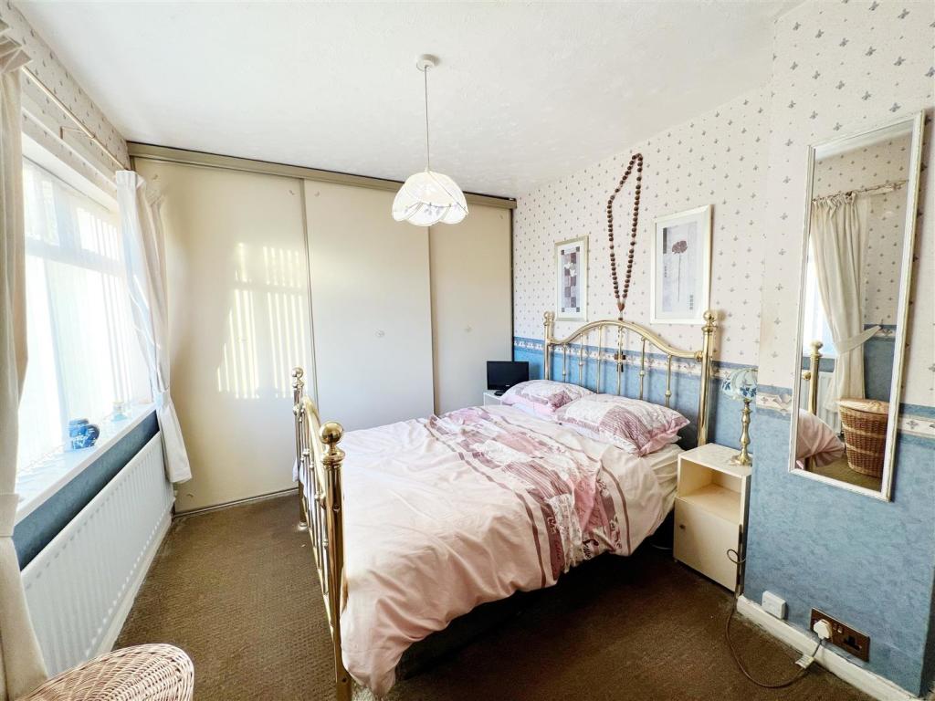 Bedroom 1 pic 1.jpg