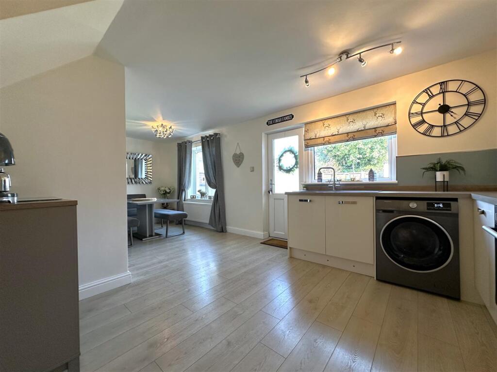 Spacious Dining Kitchen 118