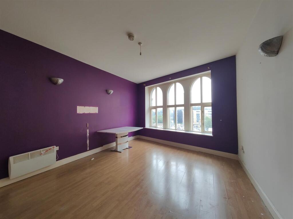 Open plan lounge/kitchen