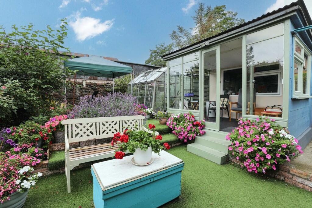 Summer House &amp; Garden