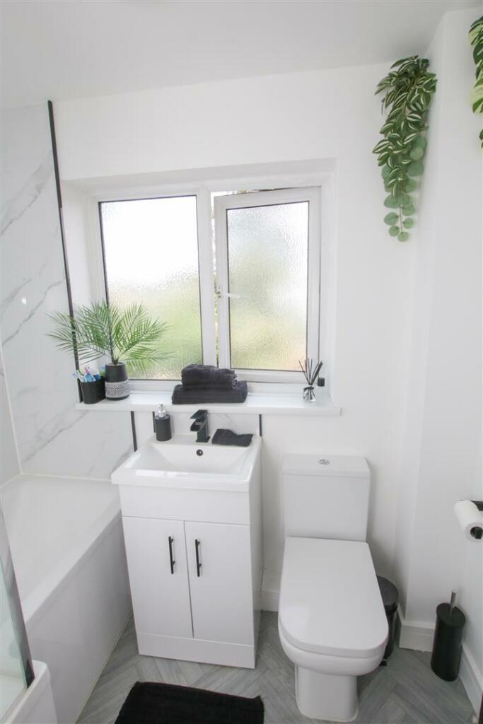 CONTEMPORARY STYLED BATHROOM