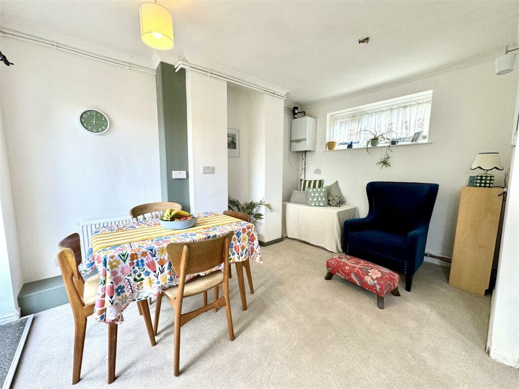 FAMILY/DINING AREA