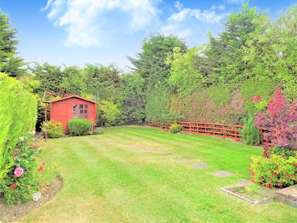 LARGE SECLUDED REAR GARDEN