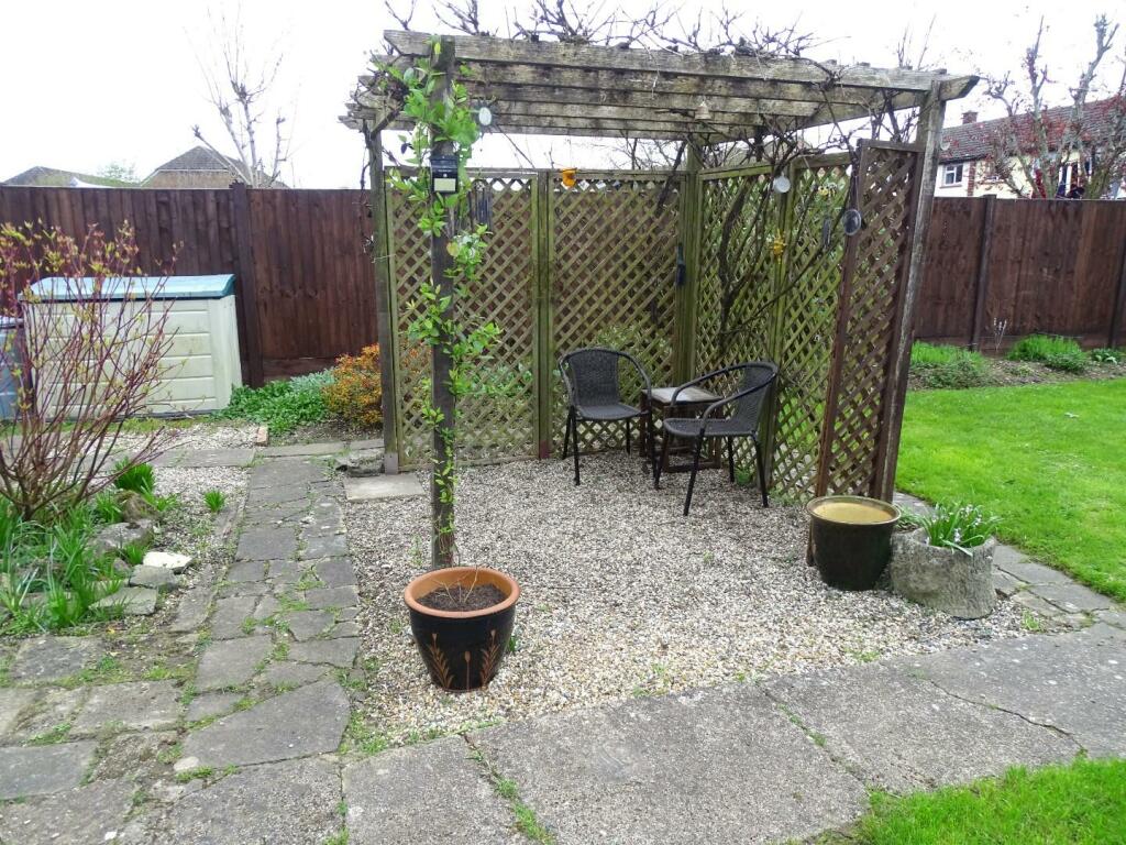 FEATURE PERGOLA SEATING AREA