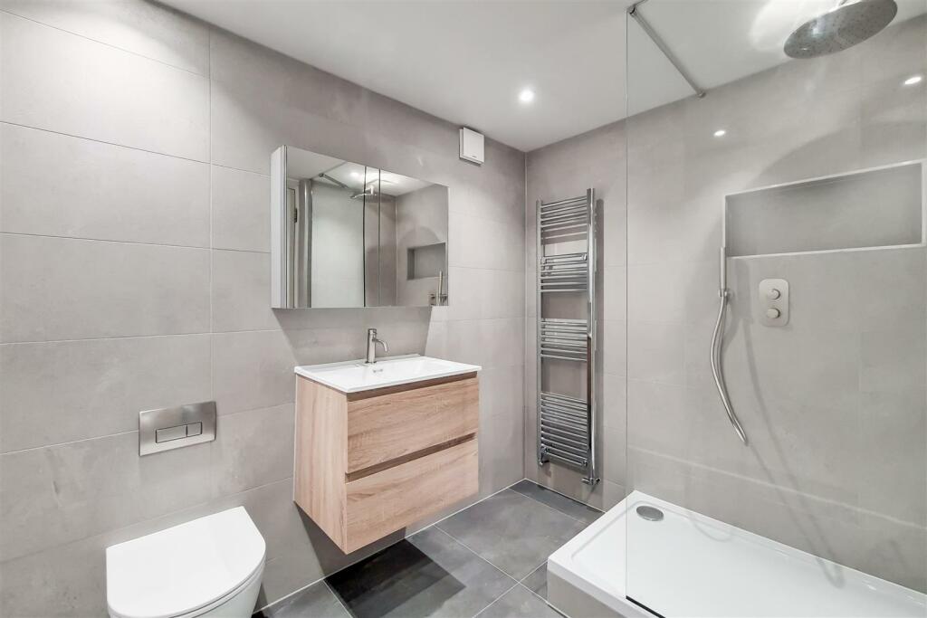 5_Shower Room-0.jpg