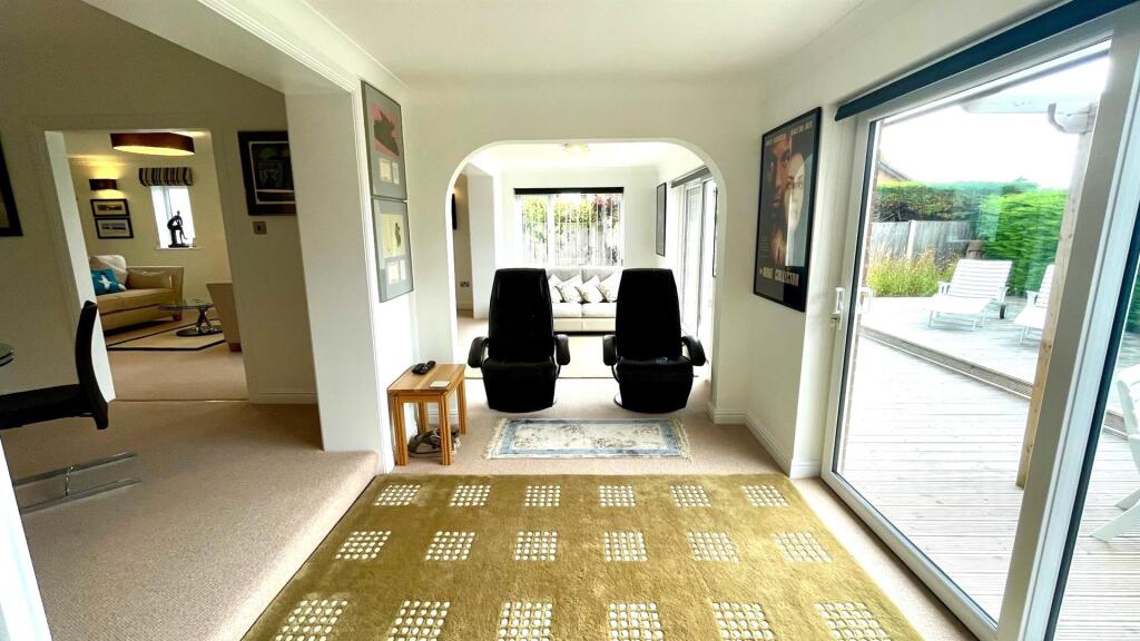 DOUBLE ASPECT FAMILY/ SUN ROOM