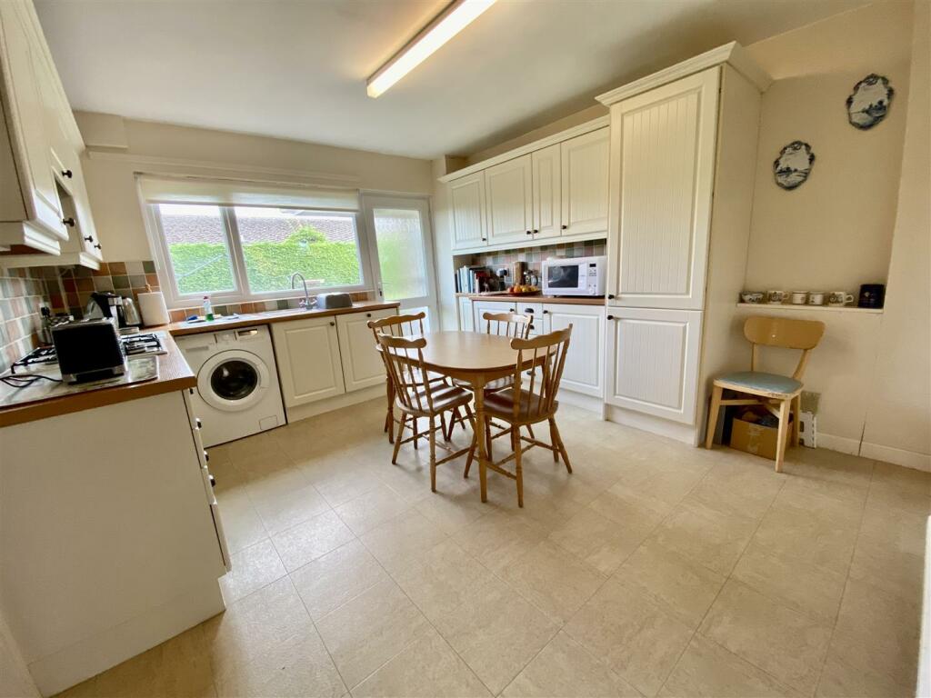 KITCHEN/BREAKFAST ROOM