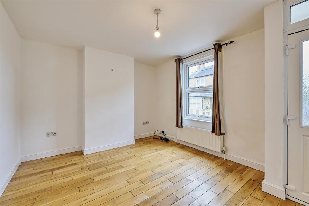 10-15 Gordon Rd Oundle-10.jpg