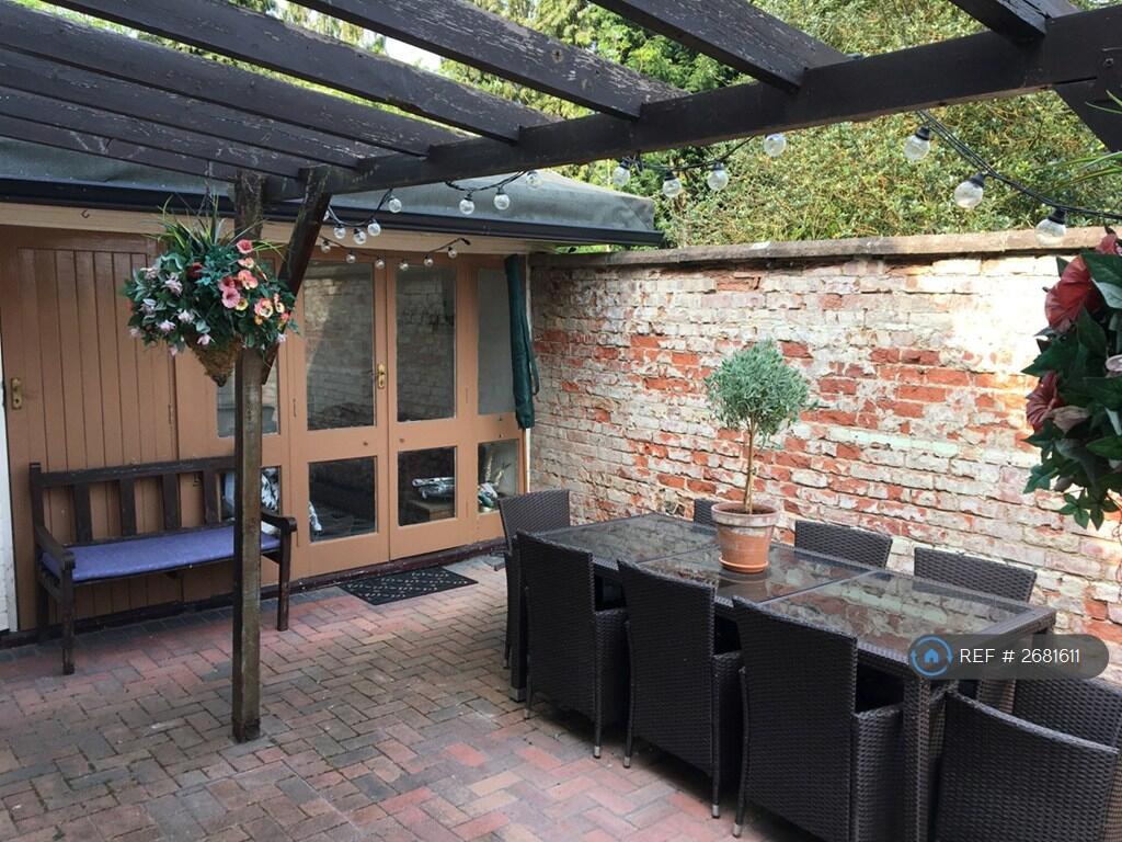 Rear Courtyard And Summer House Photo b