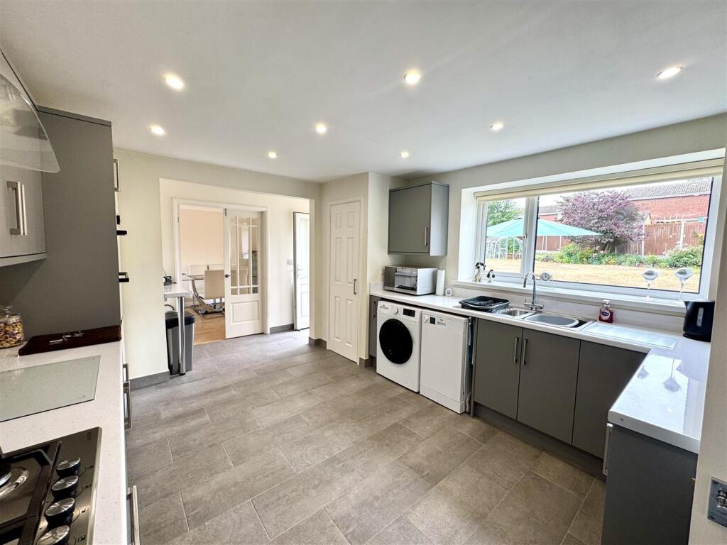 KITCHEN/BREAKFAST ROOM