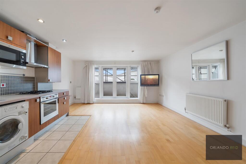 Flat 3, 376 Clapham Road SW9 9AR-2.jpg