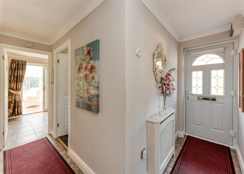 1 Oatlands Way-MAY25-hall.jpg