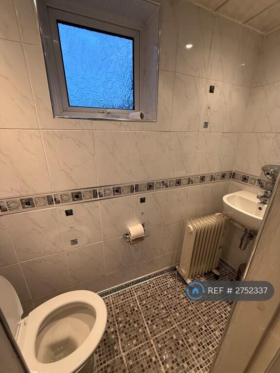 Downstairs En Suite Washroom 
