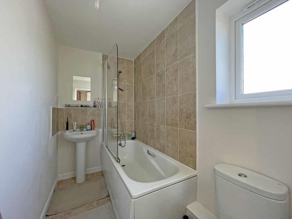 Cobham Close 49 - Bed 1 En-Suite.jpg