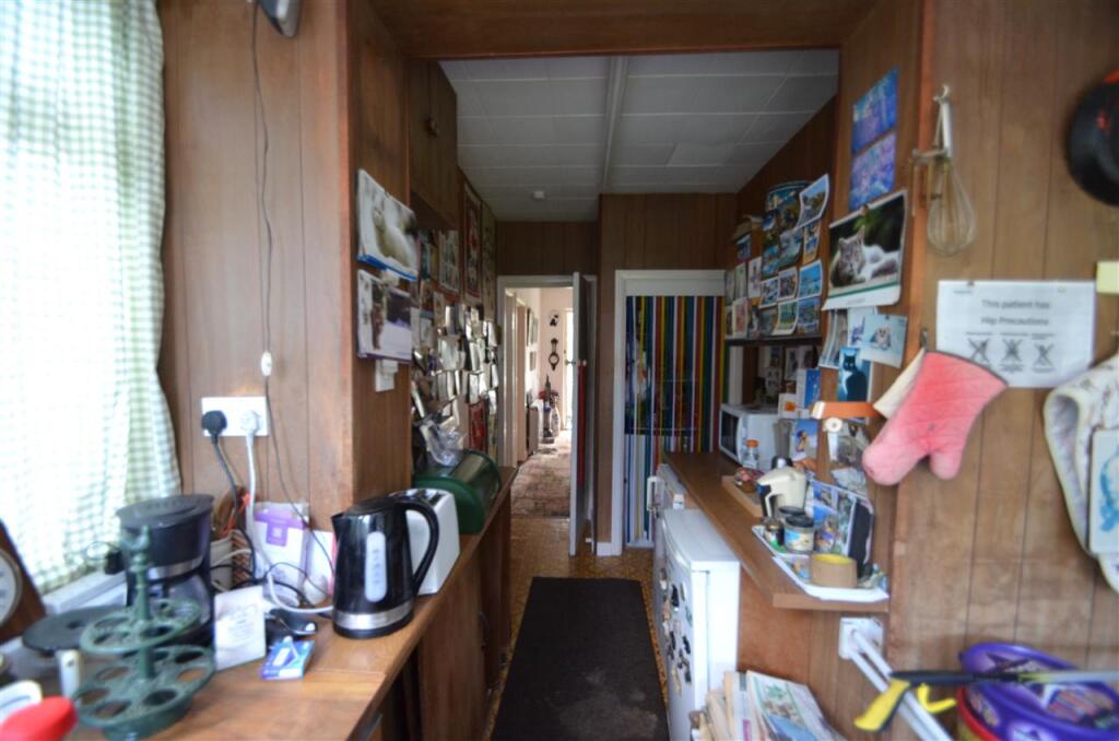 L-SHAPED KITCHEN