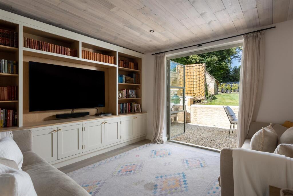 23 - The Old Post Office - GL7 7EF - Web.jpg